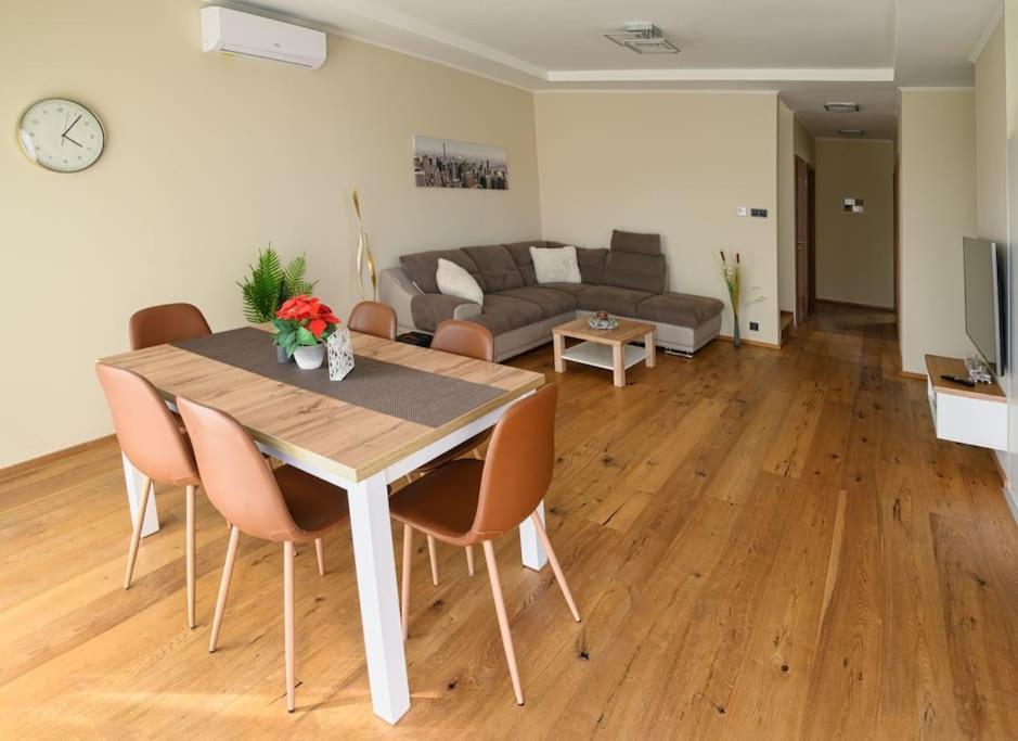 Abg House Ecser Esterno foto