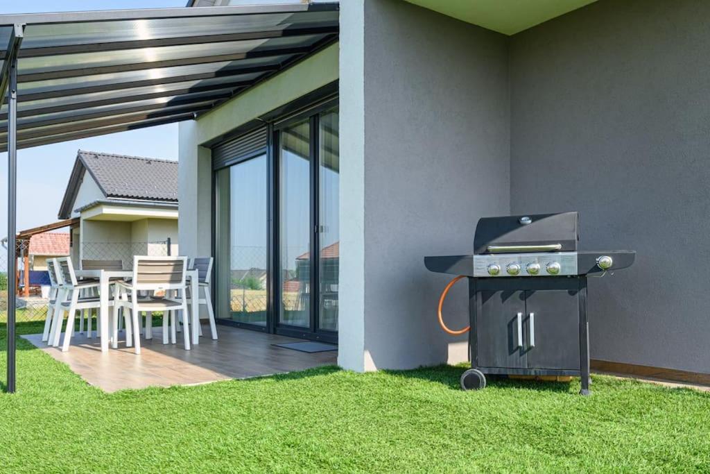 Abg House Ecser Esterno foto