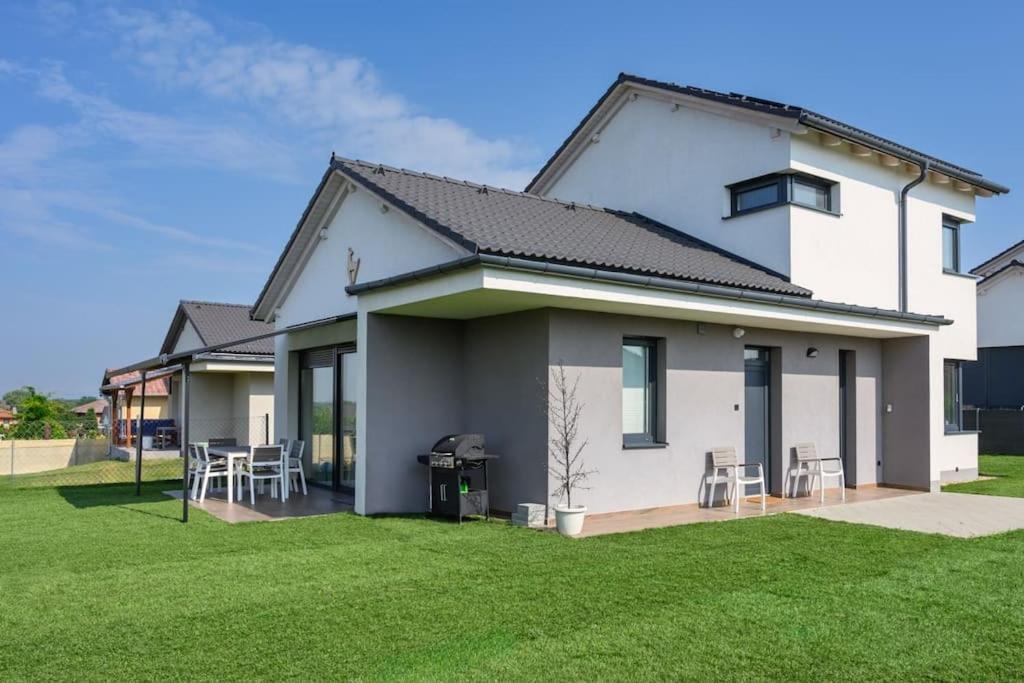 Abg House Ecser Esterno foto